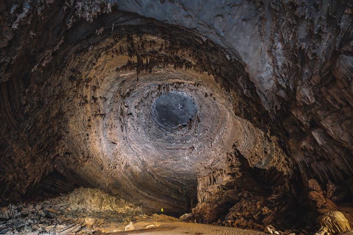A giant tornado on the ceiling of the cave in Hang Tien 1.