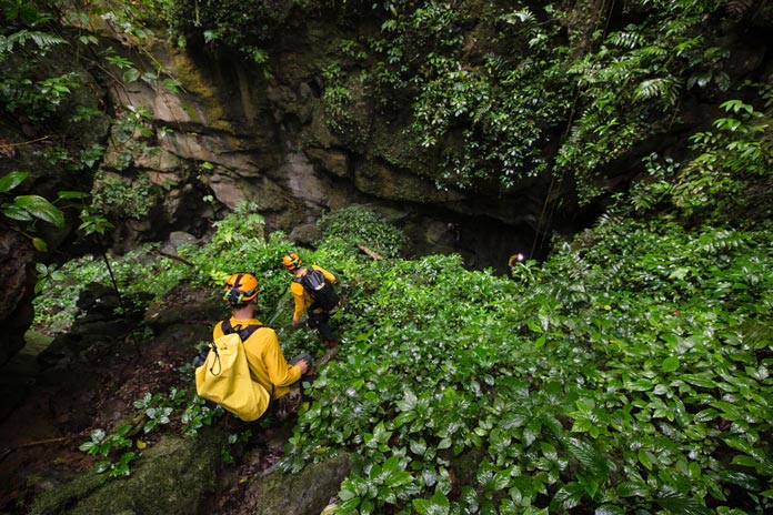 Reach the Hang Va Cave entrance