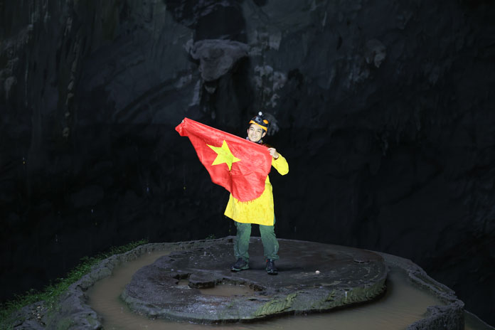 Trần Đặng Đăng Khoa mang áo dài, quốc kỳ chinh phục Sơn Đoòng