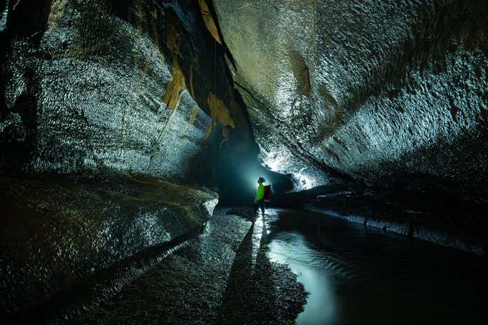 The river passage leads to the end of Hang Va Cave