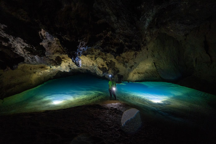 The emerald green river in Hang Va Cave