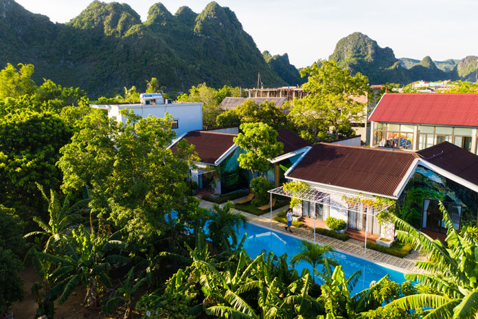 Những bích hoạ đặc biệt trước mỗi phòng và không gian xanh mát tại đây