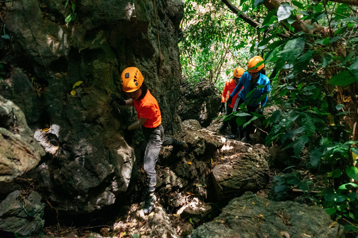 Good fitness and carefulness are required to scamble across rock sections.