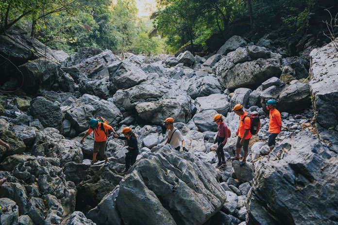 Trekking to Hang Tien 1.