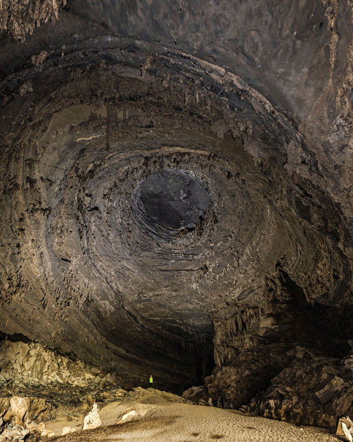 A giant tornado on the ceiling of the cave in Hang Tien 1.