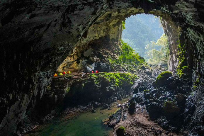Bãi trại Hang Vịnh Dài có vị trí tuyệt đẹp ở gần cửa hang, bên dưới có dòng sông ngầm xanh biếc