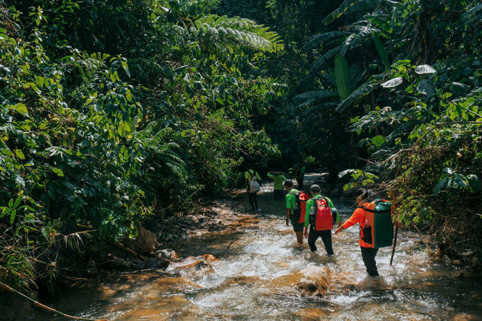Stream crossing in Hang En Cave Adventure.