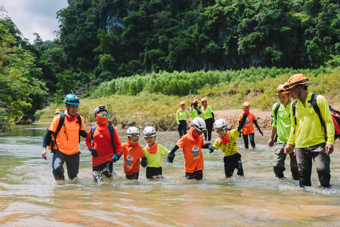 Trekking giữa núi rừng xanh mát.