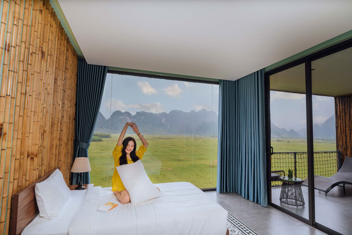 Cùng nhau vượt suối dưới sự hỗ trợ của đội ngũ hướng dẫn viên và trợ lý an toàn.