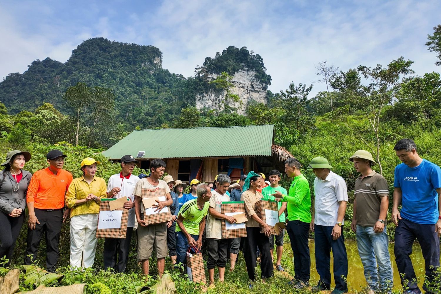 Oxalis donates lighting equipment to 5 underprivileged households in Lung Puot, Tuyen Quang
